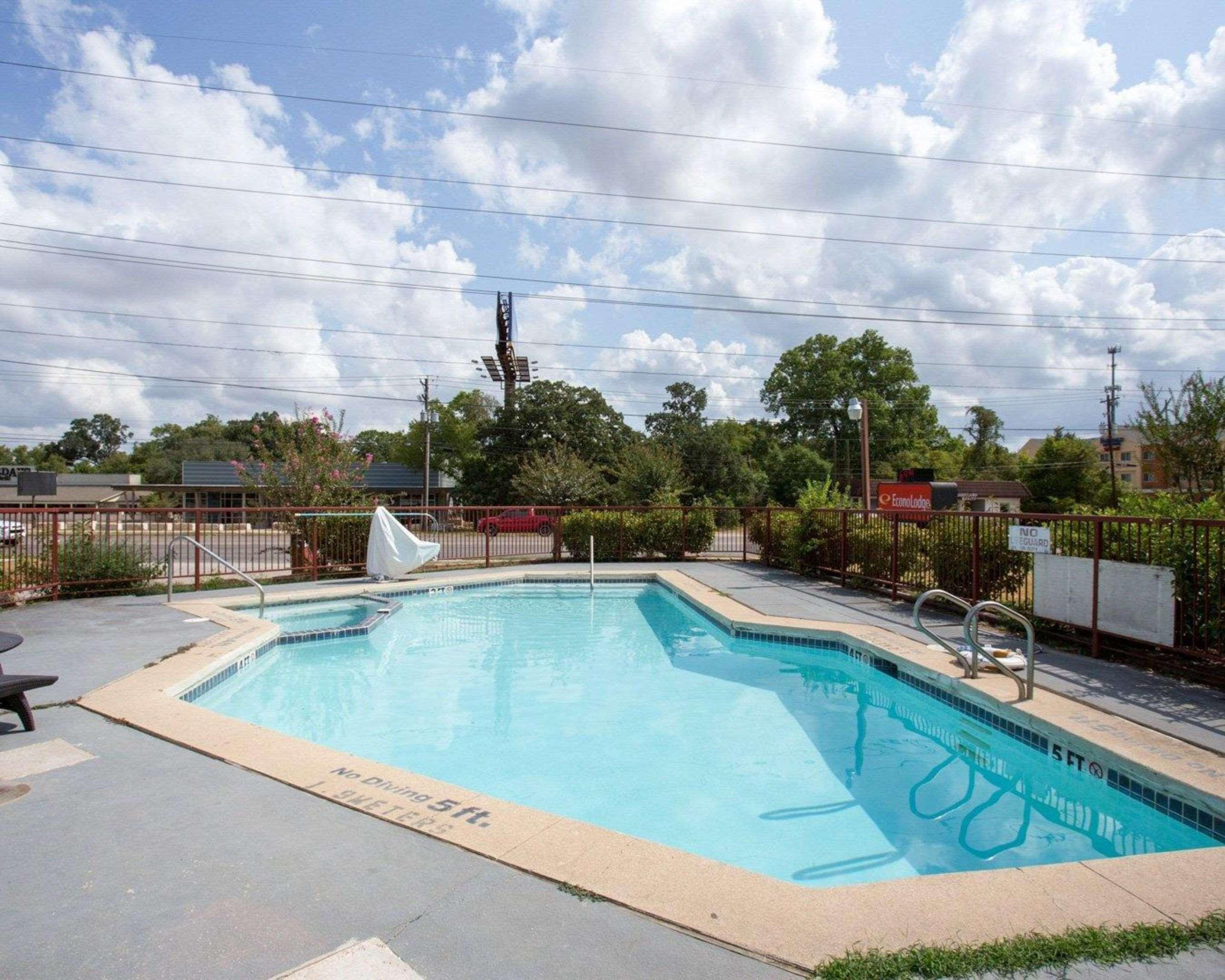 Knights Inn College Station Bagian luar foto